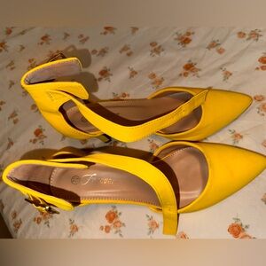 Zapatos amarillos de tacón bajo